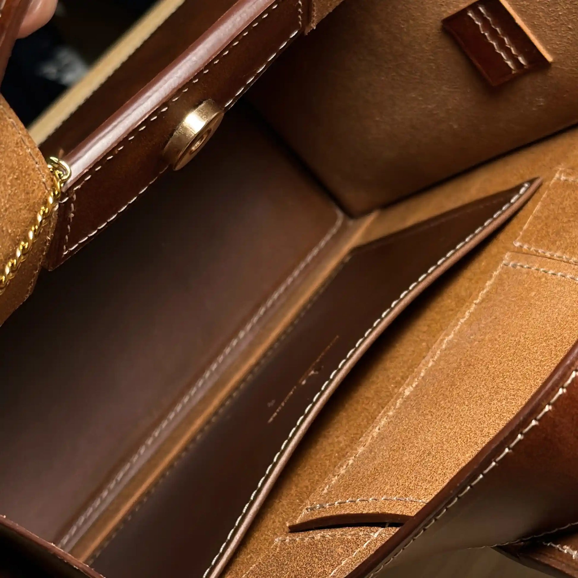 The inner pocket of the Maple leather handbag for organized storage of daily essentials.